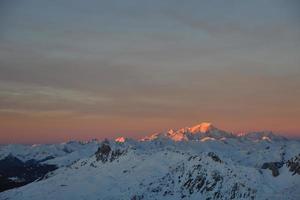 montaña nieve puesta de sol foto