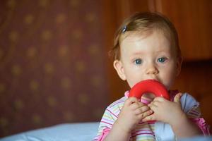 bebe jugando con juguetes en casa foto