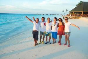 grupo de amigos en la hermosa playa foto