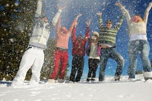 diversión de invierno con grupo de jóvenes. foto