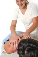 mujer recibiendo masaje foto