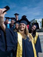 grupo de estudiantes en graduados haciendo selfie foto
