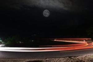 estelas de luz en la noche foto