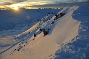 montaña nieve puesta de sol foto