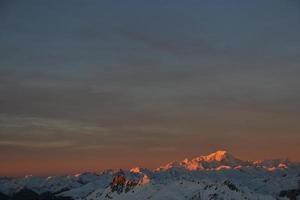 montaña nieve puesta de sol foto