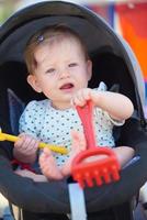 retrato de bebe en carro foto