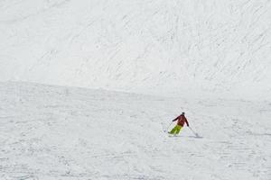 esquiadores en la montaña foto
