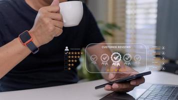 el usuario otorga una calificación a la experiencia del servicio en la aplicación en línea, el concepto de encuesta de retroalimentación de satisfacción de revisión del cliente, el cliente puede evaluar la calidad del servicio que conduce a la clasificación de reputación de la empresa. foto