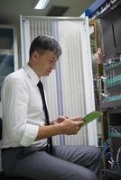 ingeniero de redes que trabaja en la sala de servidores foto