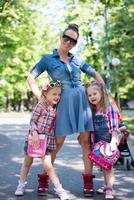 madre con sus hijas en el parque foto