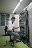 ingeniero de redes que trabaja en la sala de servidores foto