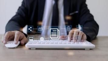 hombre de negocios que usa una computadora para documentar el concepto de gestión, base de datos de documentación en línea y software de sistema de almacenamiento de archivos digitales, mantenimiento de registros, tecnología de base de datos, acceso a archivos, intercambio de documentos. foto