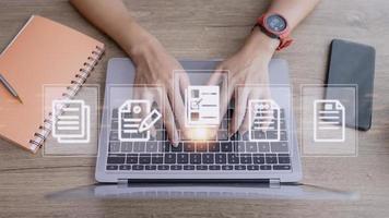 concepto de gestión de documentos mediante símbolos en una pantalla virtual, erp foto
