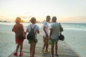 grupo de amigos en la hermosa playa foto