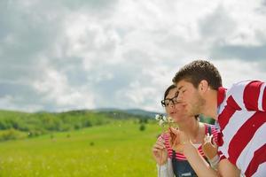 retrato, de, romántico, pareja joven, sonriente, juntos, al aire libre foto