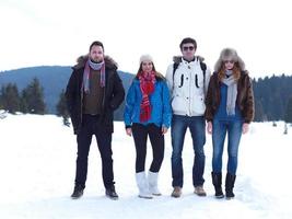 grupo de amigos divertirse y relajarse en vacaciones de invierno foto