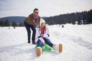 feliz pareja joven divirtiéndose en un espectáculo fresco en vacaciones de invierno foto