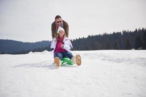 feliz pareja joven divirtiéndose en un espectáculo fresco en vacaciones de invierno foto