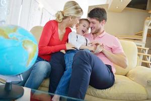 la familia se divierte con el globo foto