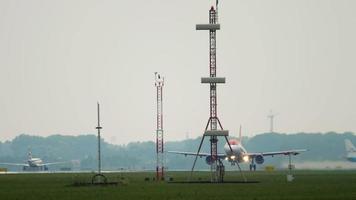 amsterdam, il Olanda luglio 26, 2017 - easyjet airbus a319 g ezdt partenza a pista di decollo 24 kaagbaan. Schiphol aeroporto, amsterdam, Olanda video