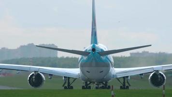 moscou, federação russa 12 de setembro de 2020 - cargueiro aéreo coreano boeing 747 hl7624 alinhando na pista 24l antes da partida ao pôr do sol, aeroporto internacional de sheremetyevo, svo uuee video