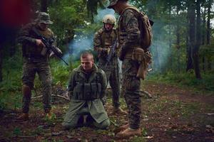 soldados militares en el campo foto