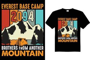 diseño de camiseta del campamento base de montaña 2094 vector