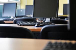 vista de las computadoras del aula foto