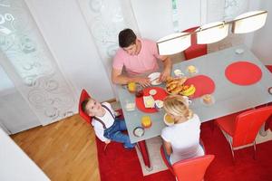 la familia tiene un desayuno saludable en casa foto