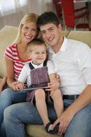 familia en casa usando una tableta foto