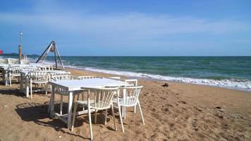 wit dining tafel Aan strand met zee achtergrond video