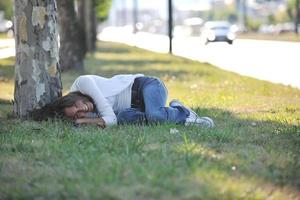 mujer joven divertirse en la calle foto