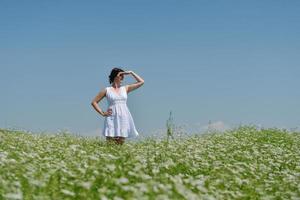 joven mujer feliz en campo verde foto