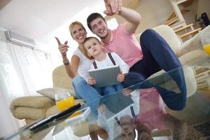 familia en casa usando una tableta foto