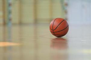 baloncesto en el suelo foto