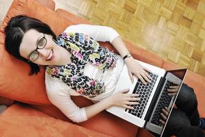 una mujer joven que trabaja en la computadora portátil foto