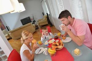 la familia tiene un desayuno saludable en casa foto