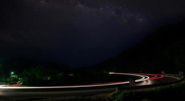 estelas de luz en la noche foto