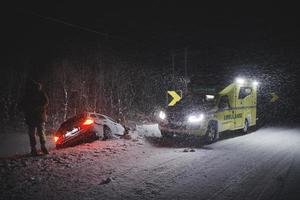 accidente automovilístico en un camino resbaladizo de invierno por la noche foto