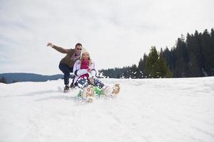 feliz pareja joven divirtiéndose en un espectáculo fresco en vacaciones de invierno foto