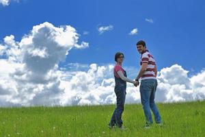 joven pareja romántica en el amor juntos al aire libre foto