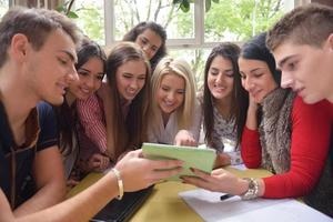 grupo de adolescentes en la escuela foto