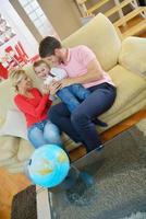 la familia se divierte con el globo foto