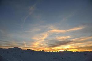 montaña nieve puesta de sol foto