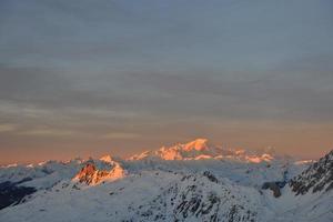 montaña nieve puesta de sol foto