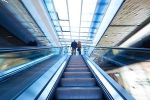 escaleras mecánicas del centro comercial foto