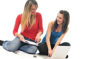 dos chicas jóvenes trabajan en una laptop aislada foto