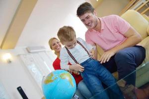 la familia se divierte con el globo foto