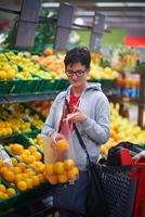 mujer en supermercado foto