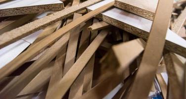 corte las piezas de madera que quedan de la artesanía del carpintero foto